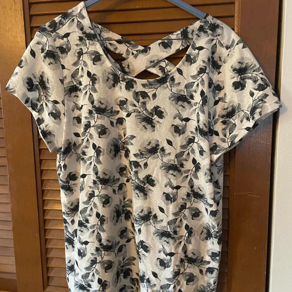 Bobeau Black and White Floral Short Sleeve Top